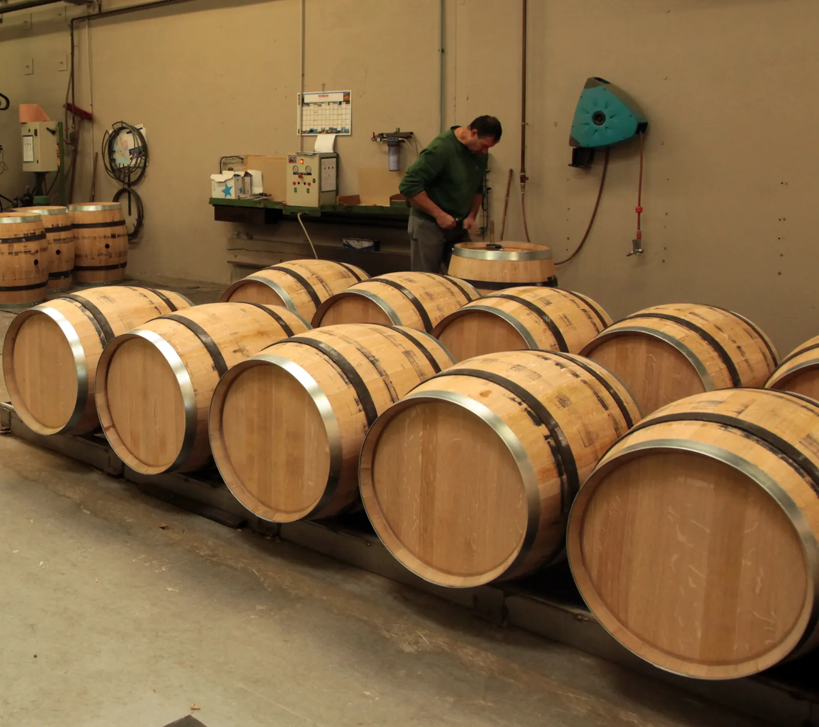 Les barriques terminées attendent le contrôle / Finished barrels waiting to be checked