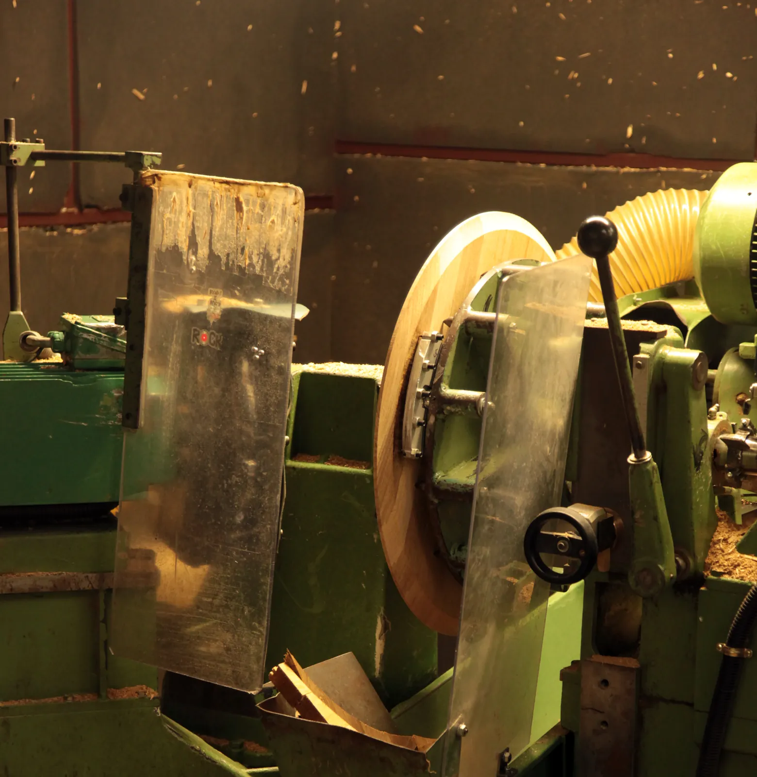 La taille du fond en disque / Cutting the head into a disc