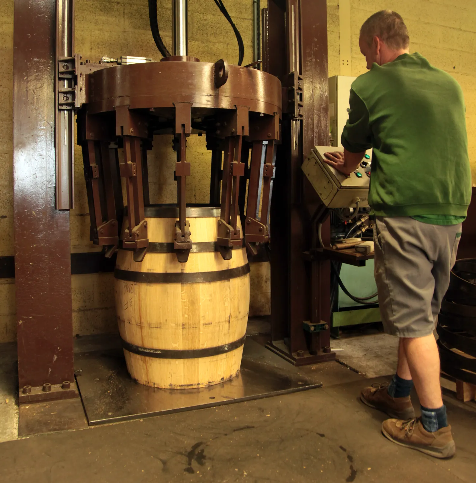 Aux commandes de la cercleuse / At the controls of the hooping machine