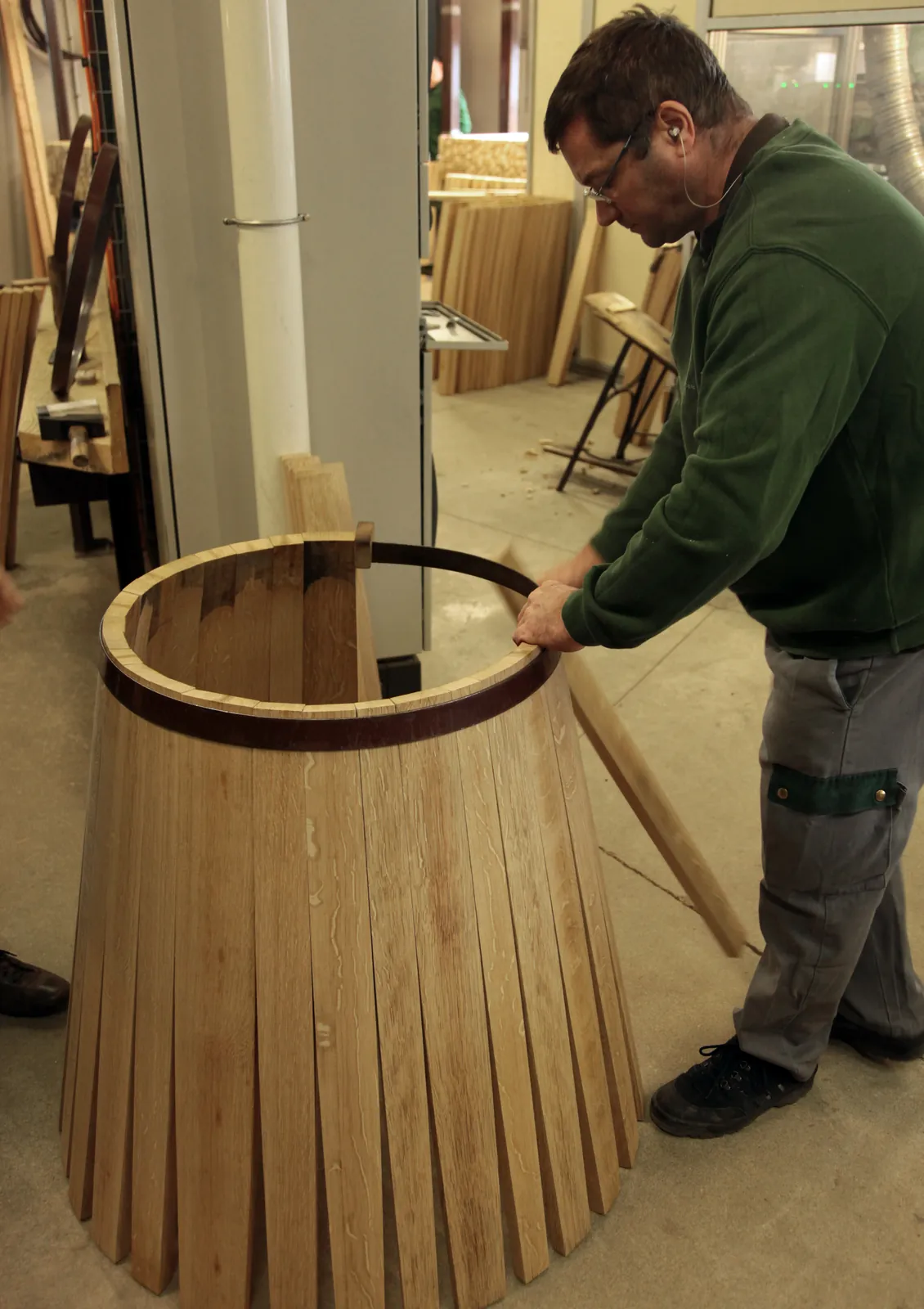 Les douelles montées dans le cercle de montage / The staves raised inside the raising hoop
