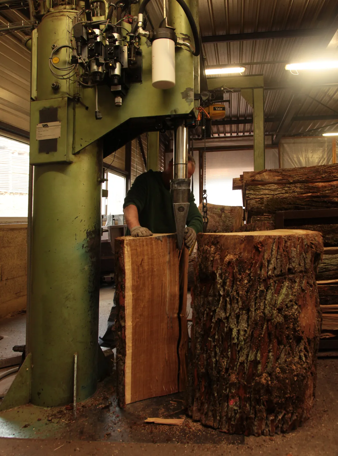 La fendeuse ouvre le billon dans le fil du bois / The splitter opens the log along the grain