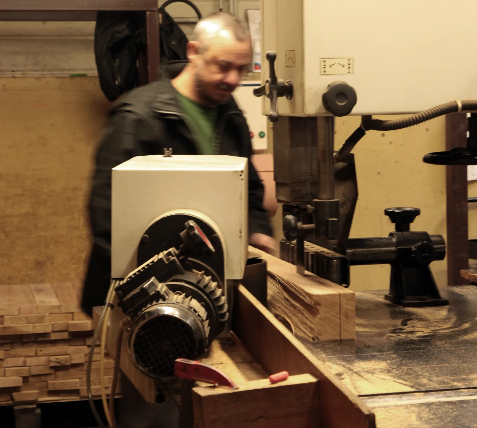 Le merrain passe à la scie / The stave wood goes through the saw