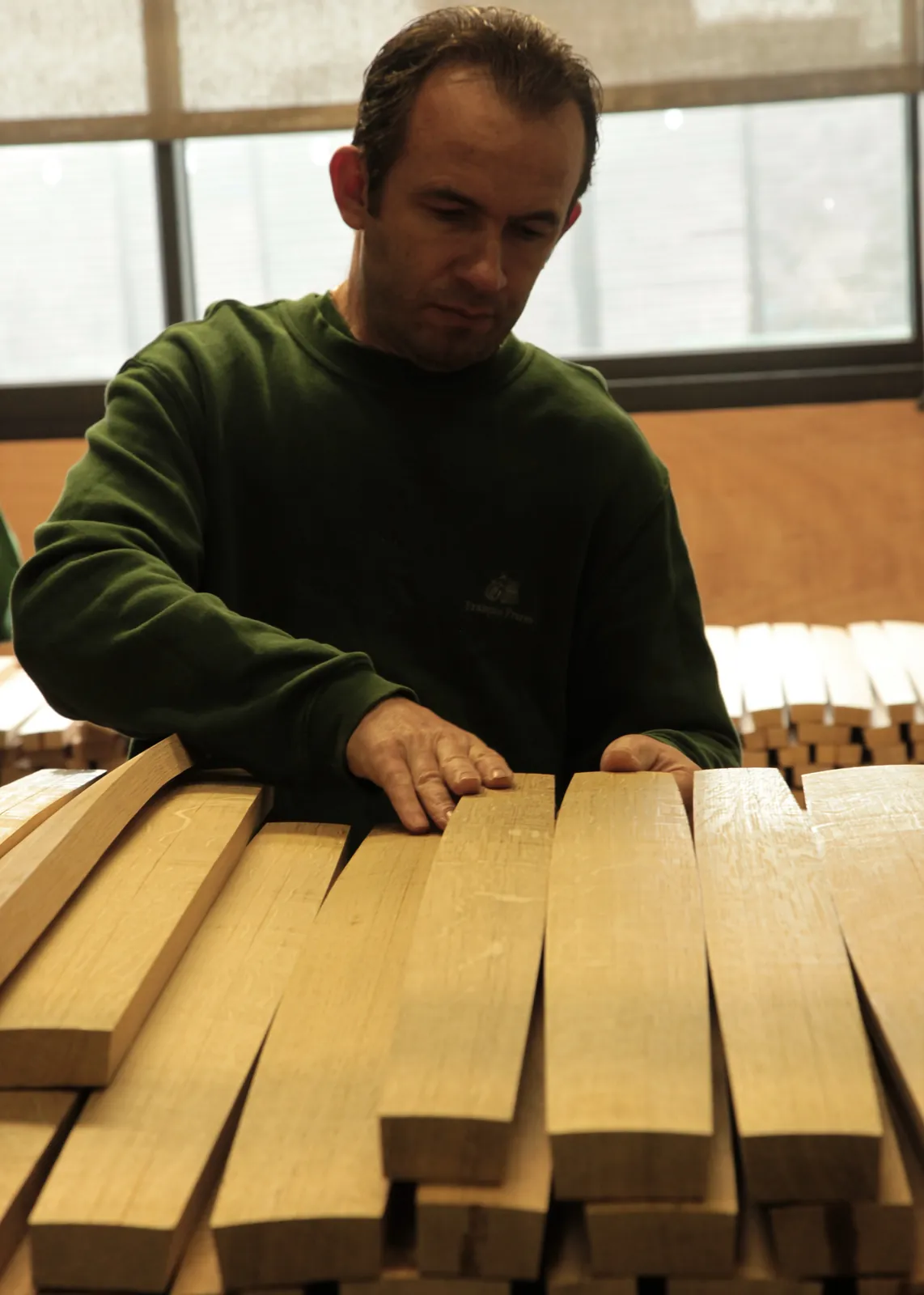 L’appareillage : choisir les douelles d’une même barrique / Matching: choosing the staves for one barrel