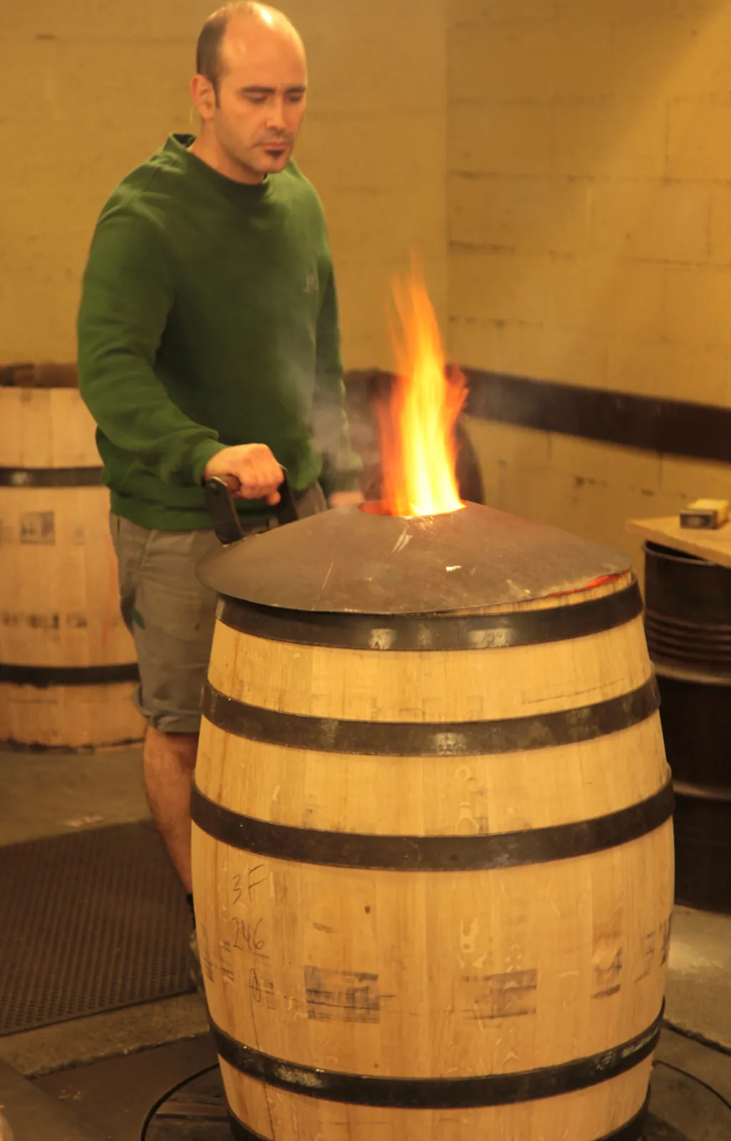 Le bousinage : le feu grille l’intérieur du fût / Toasting: the fire toasts the inside of the cask